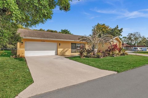 House in Tamarac, Florida 3 bedrooms, 198.44 sq.m. № 1732000 - photo 1