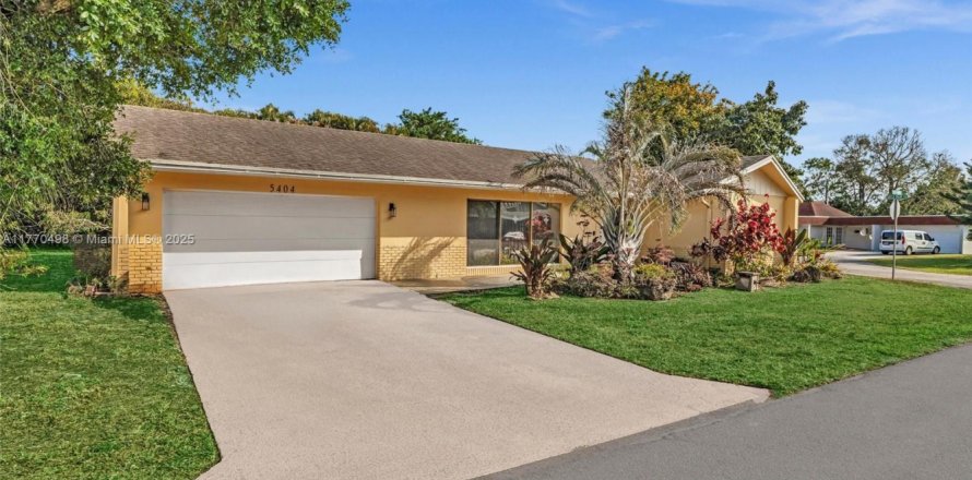House in Tamarac, Florida 3 bedrooms, 198.44 sq.m. № 1732000