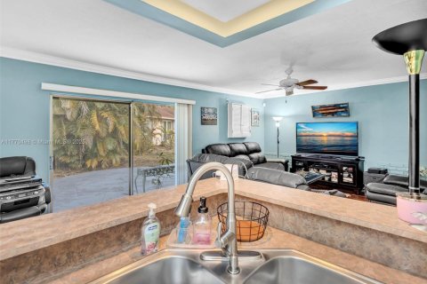 House in Tamarac, Florida 3 bedrooms, 198.44 sq.m. № 1732000 - photo 15