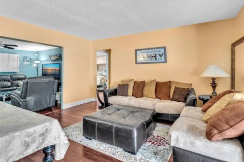 House in Tamarac, Florida 3 bedrooms, 198.44 sq.m. № 1732000 - photo 17