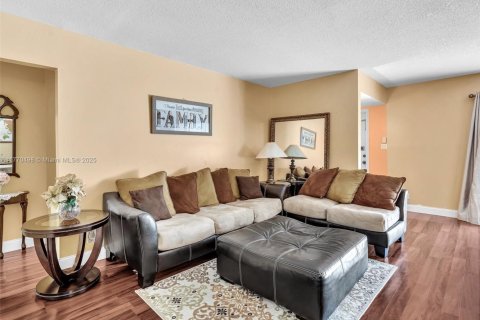 House in Tamarac, Florida 3 bedrooms, 198.44 sq.m. № 1732000 - photo 18