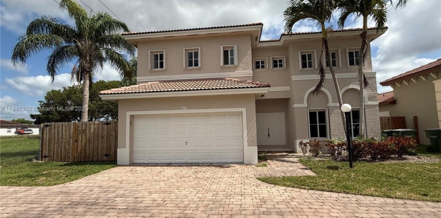 House in Homestead, Florida 3 bedrooms, 241.82 sq.m. № 1935095
