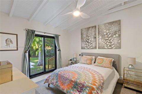 House in El Portal, Florida 3 bedrooms, 159.98 sq.m. № 1823519 - photo 12