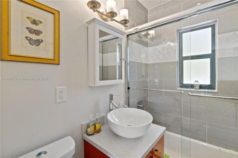 House in El Portal, Florida 3 bedrooms, 159.98 sq.m. № 1823519 - photo 21