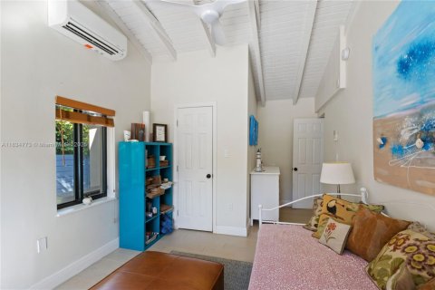 House in El Portal, Florida 3 bedrooms, 159.98 sq.m. № 1823519 - photo 20