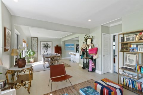 House in El Portal, Florida 3 bedrooms, 159.98 sq.m. № 1823519 - photo 7