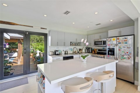 House in El Portal, Florida 3 bedrooms, 159.98 sq.m. № 1823519 - photo 9