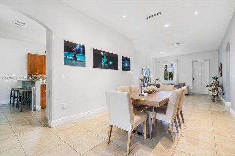 Villa ou maison à vendre à Miami, Floride: 4 chambres, 189.52 m2 № 1920286 - photo 14