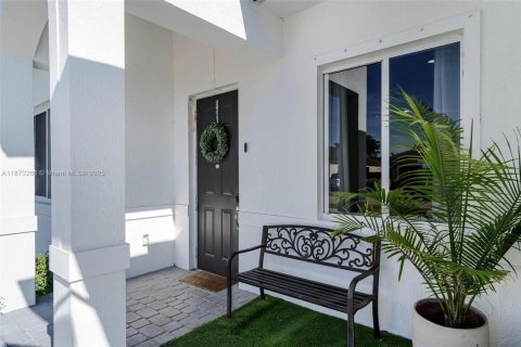 Villa ou maison à vendre à Miami, Floride: 4 chambres, 189.52 m2 № 1920286 - photo 6