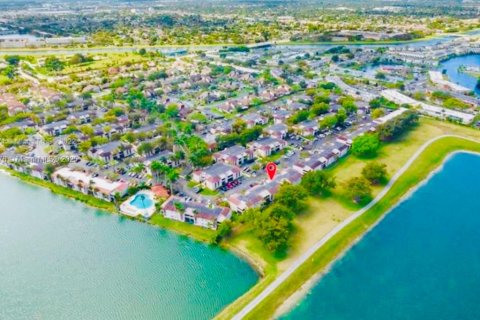 Condo in Miami, Florida, 2 bedrooms  № 1960511 - photo 1