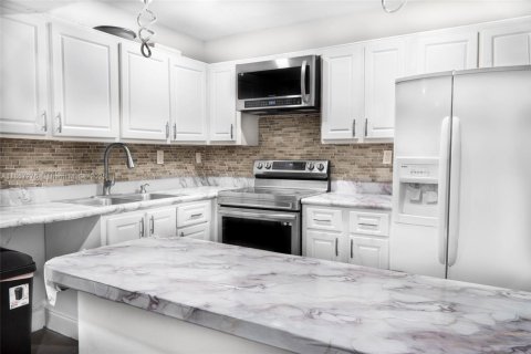 Condo in Miami, Florida, 2 bedrooms  № 1960511 - photo 7