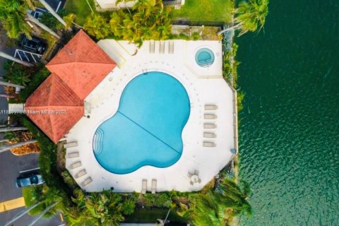 Condo in Miami, Florida, 2 bedrooms  № 1960511 - photo 2