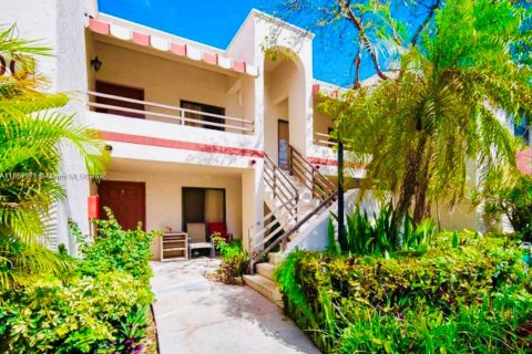 Condo in Miami, Florida, 2 bedrooms  № 1960511 - photo 4