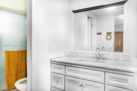 Condo in Miami, Florida, 2 bedrooms  № 1960511 - photo 13