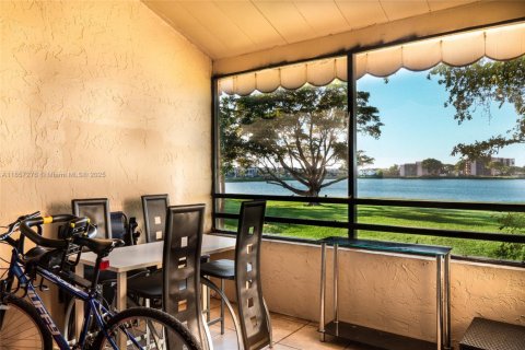 Condo in Miami, Florida, 2 bedrooms  № 1960511 - photo 10