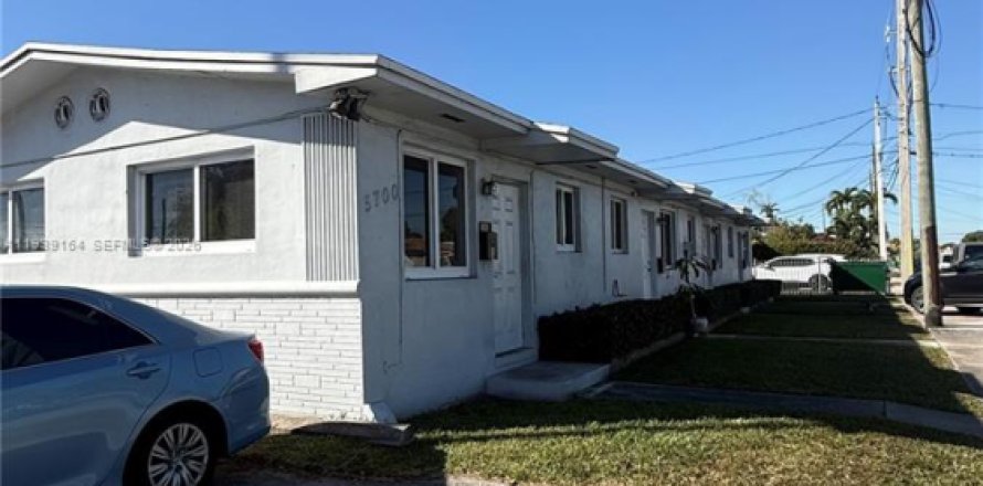 House in Miami, Florida 1 bedroom, 46.45 sq.m. № 1997542