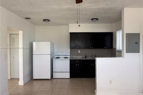 House in Miami, Florida 1 bedroom, 46.45 sq.m. № 1997542 - photo 3