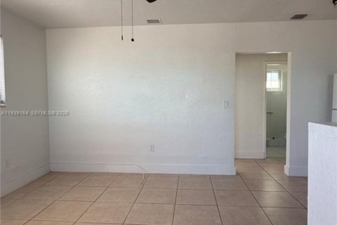House in Miami, Florida 1 bedroom, 46.45 sq.m. № 1997542 - photo 2