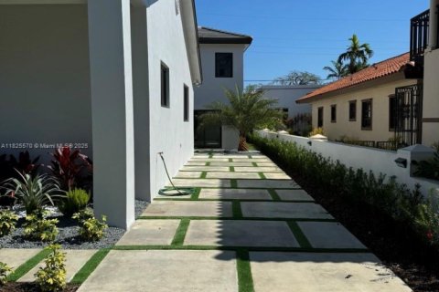 Casa en alquiler en Coral Gables, Florida, 5 dormitorios, 207.36 m2 № 1794864 - foto 3