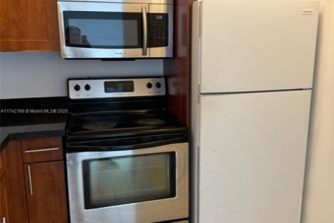 Condo in Miami, Florida, 2 bedrooms № 1963313 - photo 5