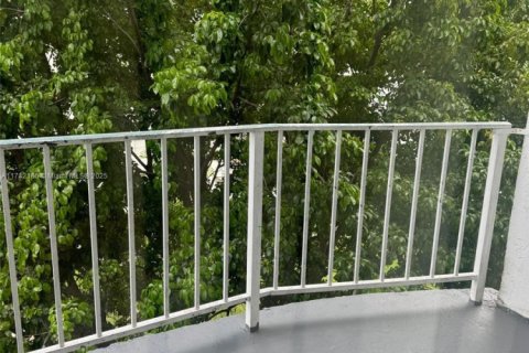 Condo in Miami, Florida, 2 bedrooms № 1963313 - photo 2