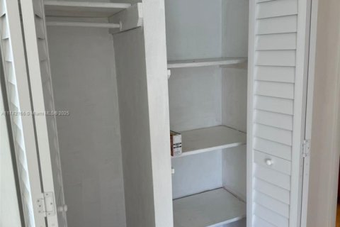 Condo in Miami, Florida, 2 bedrooms № 1963313 - photo 11
