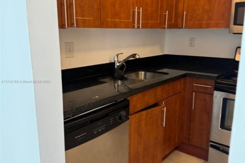 Condo in Miami, Florida, 2 bedrooms № 1963313 - photo 6