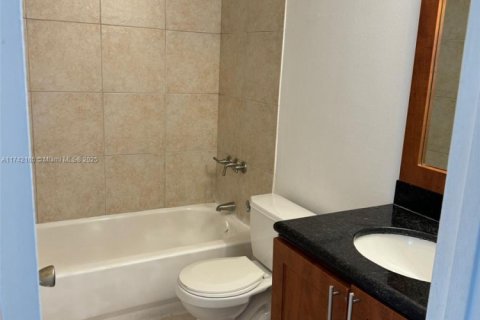 Condo in Miami, Florida, 2 bedrooms № 1963313 - photo 10