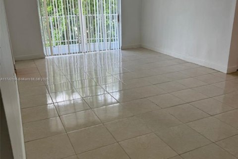 Condo in Miami, Florida, 2 bedrooms № 1963313 - photo 3