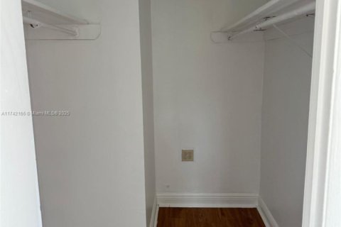 Condo in Miami, Florida, 2 bedrooms № 1963313 - photo 9