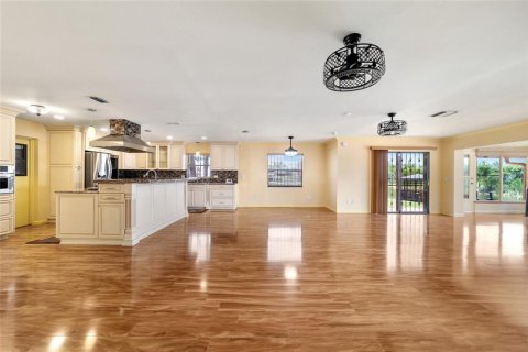 Villa ou maison à louer à Fruitland Park, Floride: 2 chambres, 153.29 m2 № 2150952 - photo 11