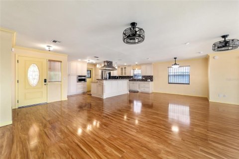Villa ou maison à louer à Fruitland Park, Floride: 2 chambres, 153.29 m2 № 2150952 - photo 10