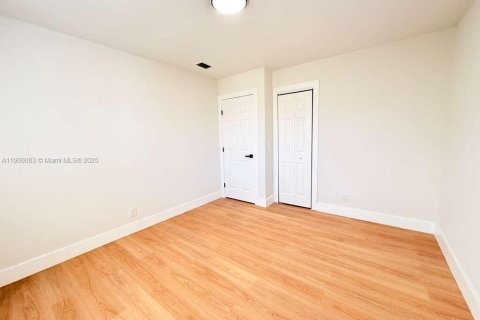 House in Lauderhill, Florida 3 bedrooms, 98.94 sq.m. № 1952625 - photo 12