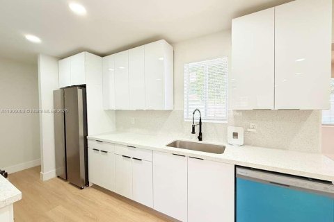 House in Lauderhill, Florida 3 bedrooms, 98.94 sq.m. № 1952625 - photo 6