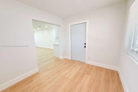 House in Lauderhill, Florida 3 bedrooms, 98.94 sq.m. № 1952625 - photo 18