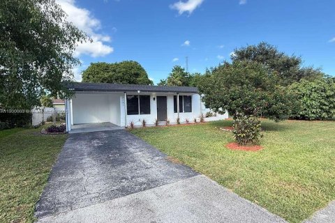 House in Lauderhill, Florida 3 bedrooms, 98.94 sq.m. № 1952625 - photo 1