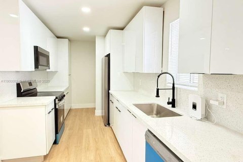 House in Lauderhill, Florida 3 bedrooms, 98.94 sq.m. № 1952625 - photo 4