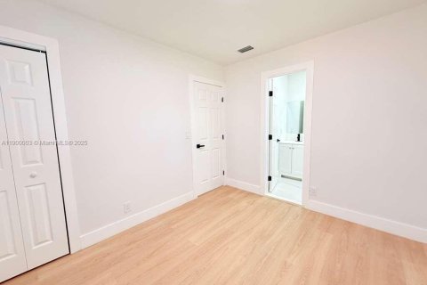 House in Lauderhill, Florida 3 bedrooms, 98.94 sq.m. № 1952625 - photo 8