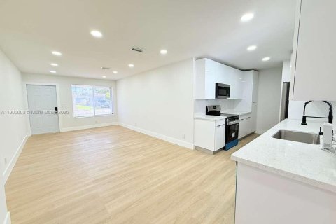House in Lauderhill, Florida 3 bedrooms, 98.94 sq.m. № 1952625 - photo 2