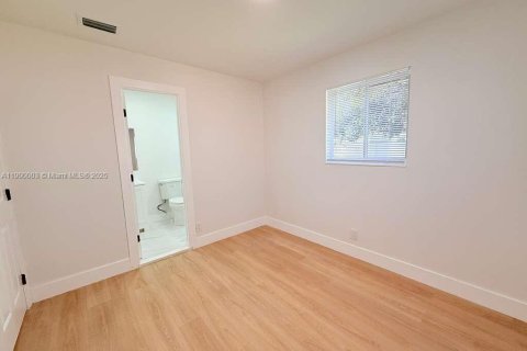 House in Lauderhill, Florida 3 bedrooms, 98.94 sq.m. № 1952625 - photo 9