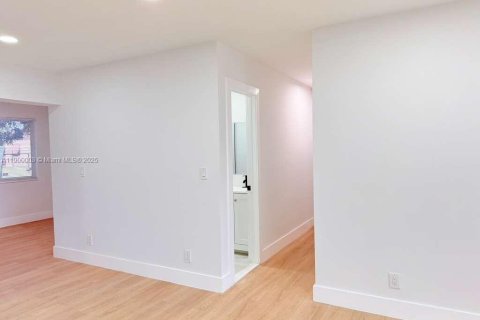 House in Lauderhill, Florida 3 bedrooms, 98.94 sq.m. № 1952625 - photo 10