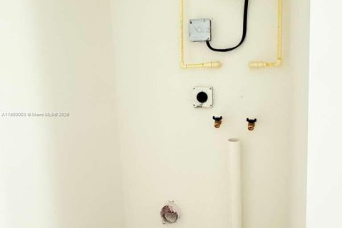 House in Lauderhill, Florida 3 bedrooms, 98.94 sq.m. № 1952625 - photo 24