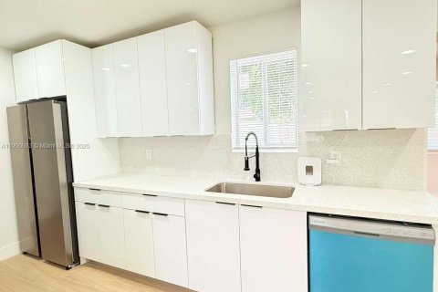 House in Lauderhill, Florida 3 bedrooms, 98.94 sq.m. № 1952625 - photo 3