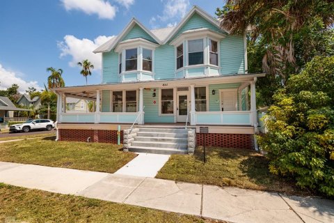 House in Saint Petersburg, Florida 3 bedrooms, 190.45 sq.m. № 1755202 - photo 1