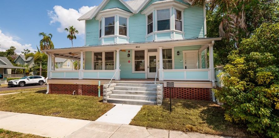 House in Saint Petersburg, Florida 3 bedrooms, 190.45 sq.m. № 1755202