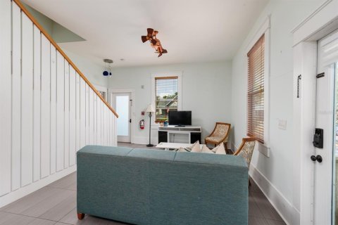 House in Saint Petersburg, Florida 3 bedrooms, 190.45 sq.m. № 1755202 - photo 3