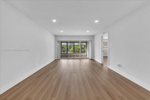 Copropriété à vendre à Tamarac, Floride: 2 chambres, 81.75 m2 № 1980662 - photo 11