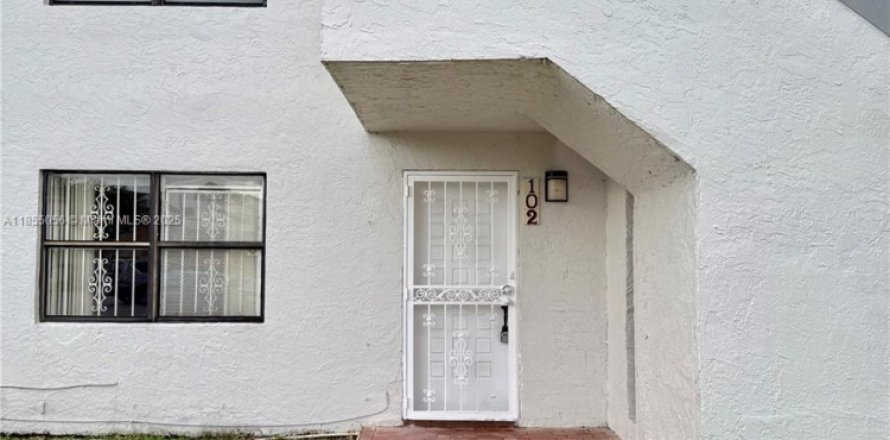 Condominio en Miami, Florida, 3 dormitorios № 1883850