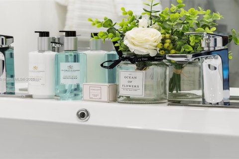 Condo in Miami Beach, Florida, 3 bedrooms  № 2022960 - photo 24