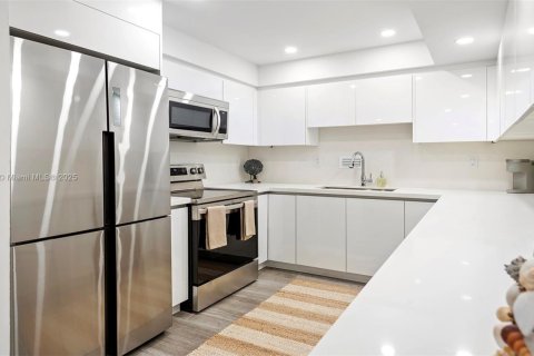 Condo in Miami Beach, Florida, 3 bedrooms  № 2022960 - photo 30